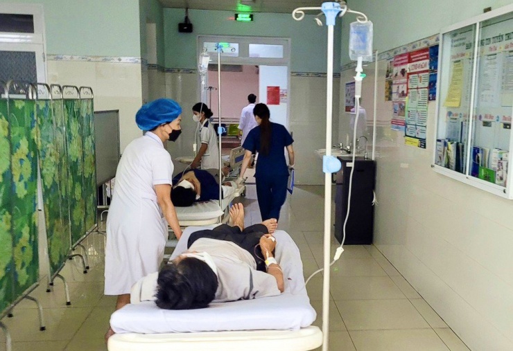 Cấp cứu các nạn nhân vụ tai nạn tại Bệnh viện Đa khoa tỉnh Gia Lai. Ảnh: LK.