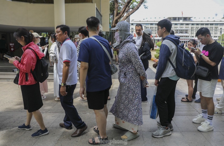 Theo ghi nhận của Tiền Phong, tại khu vực bán vé, từ rất sớm người dân, du khách đã xếp hàng dài đợi đến lượt.