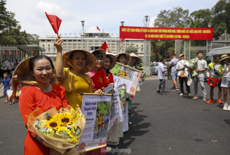 Nhiều hoạt động ý nghĩa được tổ chức phía ngoài Dinh.