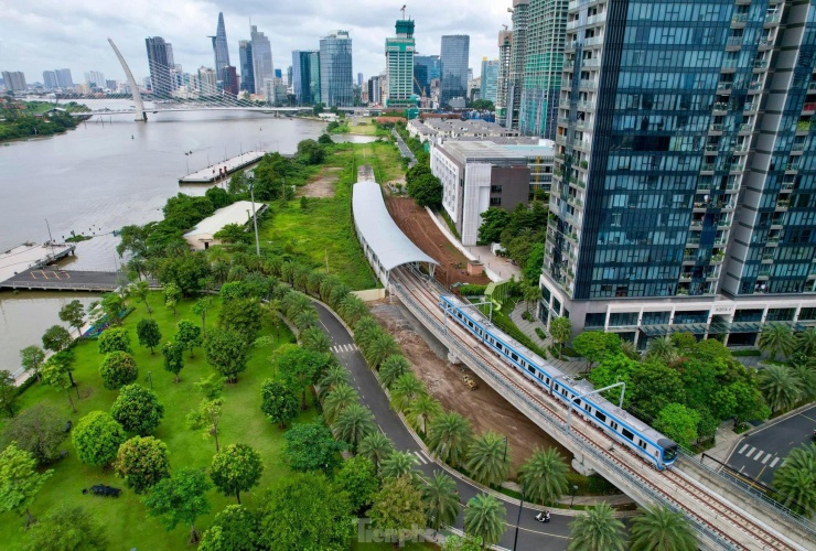 Công trình có đoạn đi ngầm dài 2,6 km qua 3 ga và đoạn đi trên cao dài 17,1 km qua 11 ga.