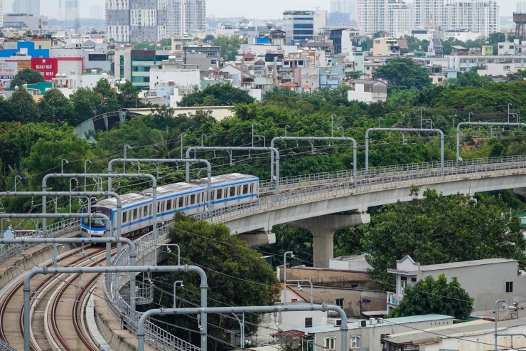 Hiện, các nhà thầu đang gấp rút hoàn thiện tuyến metro số 1 TPHCM, sẵn sàng đẩy nhanh tiến độ, vận hành thương mại vào cuối năm nay.