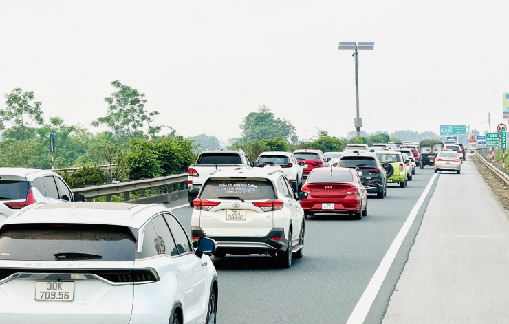 Có lẽ vì thế mà nhiều tuyến đường hướng về Hà Nội rơi vào tình trạng ùn ứ kéo dài. Cao tốc Mai Sơn - Cao Bồ ghi nhận lúc 16h30 chiều 30/4, nhiều đoạn ùn ứ kéo dài.