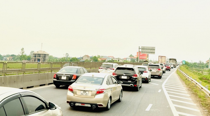 "Gia đình tôi trở về Hà Nội sớm sau kỳ nghỉ 3 ngày tại Cửa Lò, không hề nghĩ giao thông lại khó khăn như vậy", một gia đình mà phóng viên trao đổi tại trạm dừng nghỉ cho hay.