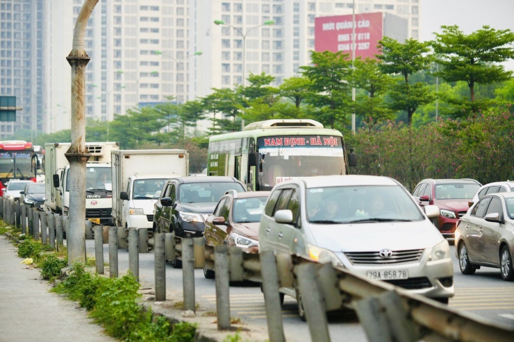 Dòng xe di chuyển chậm, nhích từng chút một hướng về trung tâm thành phố.