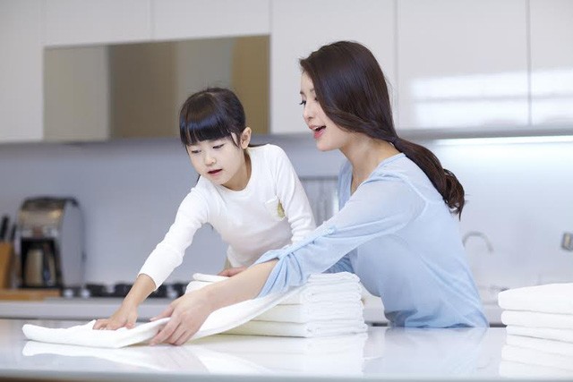Để trẻ chủ động làm việc nhà mang lại nhiều lợi ích cho trẻ. Ảnh minh hoạ
