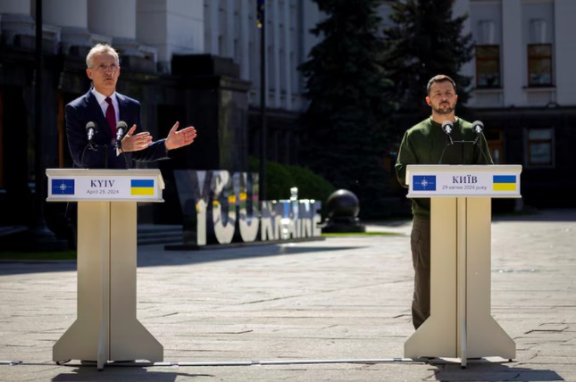 Tổng Thư ký NATO Jens Stoltenberg và Tổng thống Ukraine Volodymir Zelensky họp báo chung tại Kiev ngày 29/4. (Ảnh: Reuters)