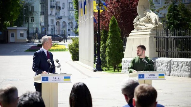 Tổng thư ký NATO và Tổng thống Ukraine họp báo tại Kiev hôm 29/4. Ảnh: Pravda