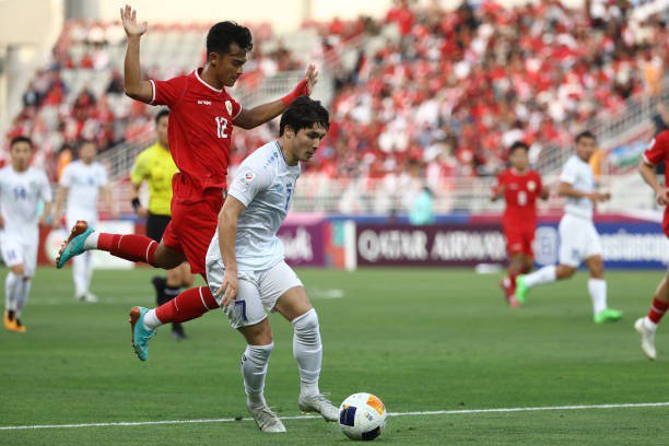 Pratama Arhan của Indonesia trong trận bán kết thua Uzbekistan 0-2. Ảnh: Getty