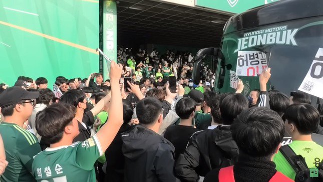 CĐV Jeonbuk chặn xe bus, phản đối Kim Sang-sik vào năm 2023.