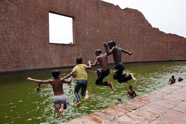 Những đứa trẻ giải nhiệt trong đợt nắng nóng ở Dhaka - Bangladesh. Ảnh: Reuters