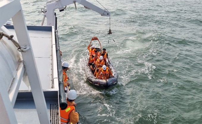 Lực lượng chức năng đưa các thuyền viên từ tàu Sunrise 268 lên tàu cứu hộ. Ảnh: Xuân Hoa