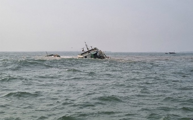 Tàu Sunrise 268 sắp chìm trên vùng biển Nam Định, chiều 30/4. Ảnh: Xuân Hoa