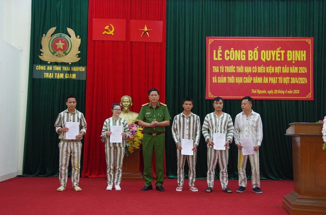 Lãnh đạo Công an tỉnh Thái Nguyên trao quyết định tha tù cho phạm nhân.