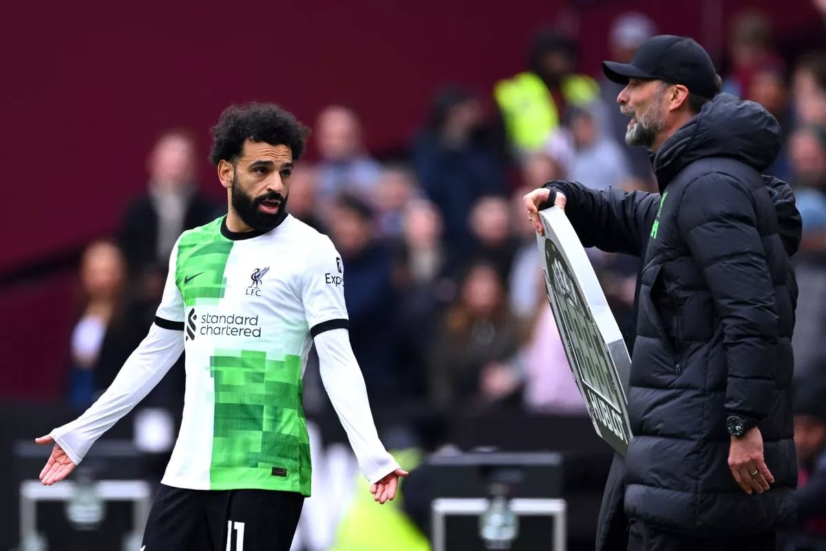 Salah cãi Klopp ngay trên đường pitch trước khi vào sân ở trận gặp West Ham