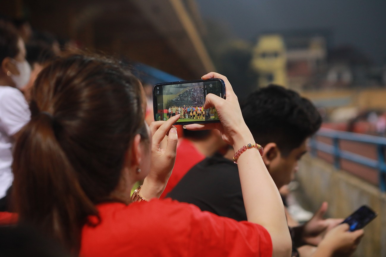Nhiều fan dùng điện thoại ghi hình ảnh Rivaldo trên sân Hàng Đẫy làm kỉ niệm