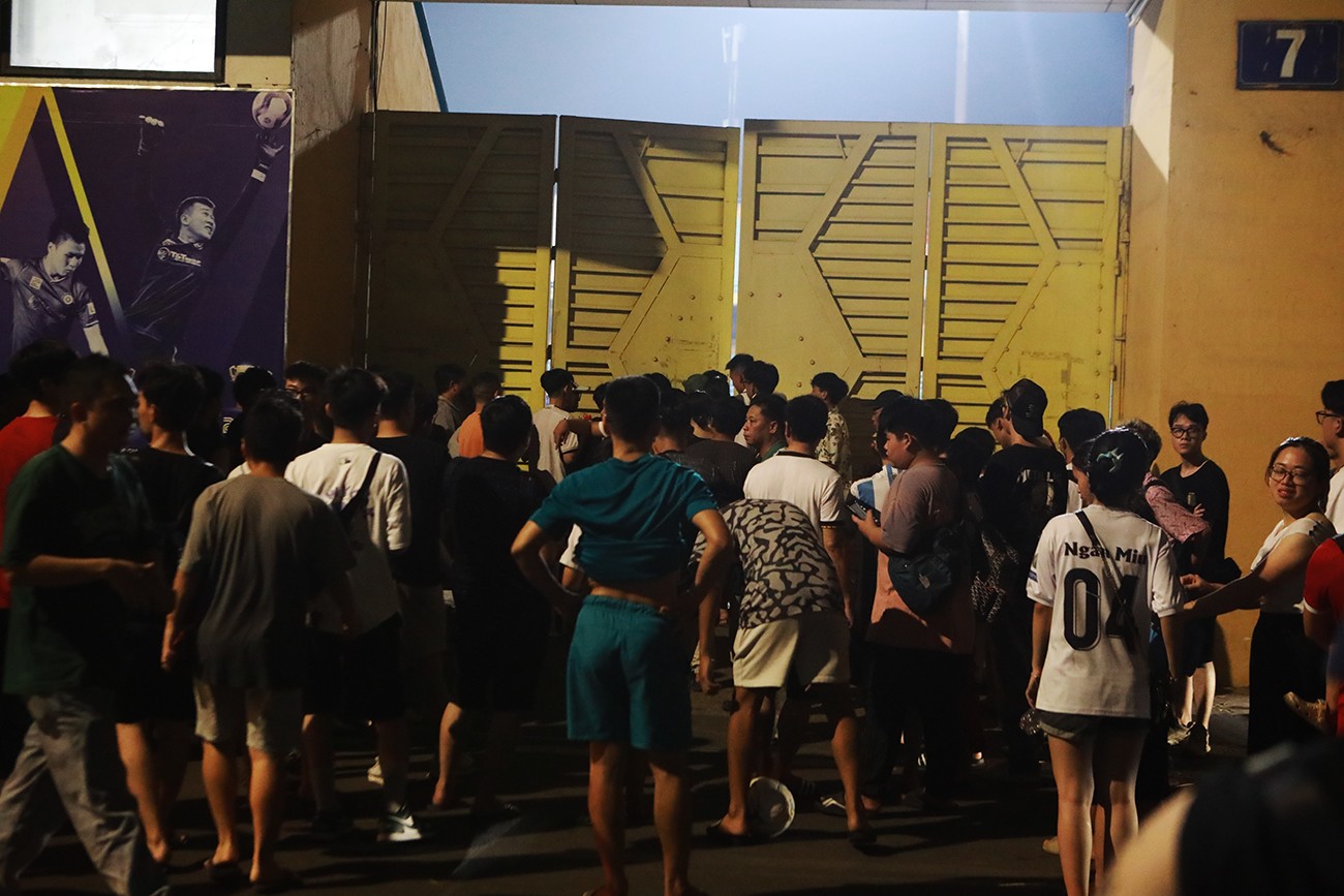 Trận đấu kết thúc nhưng nhiều cổ động viên vẫn đứng kín cổng chính sân Hàng Đẫy chờ các cựu danh thủ Brazil để xin chụp ảnh, chữ ký.