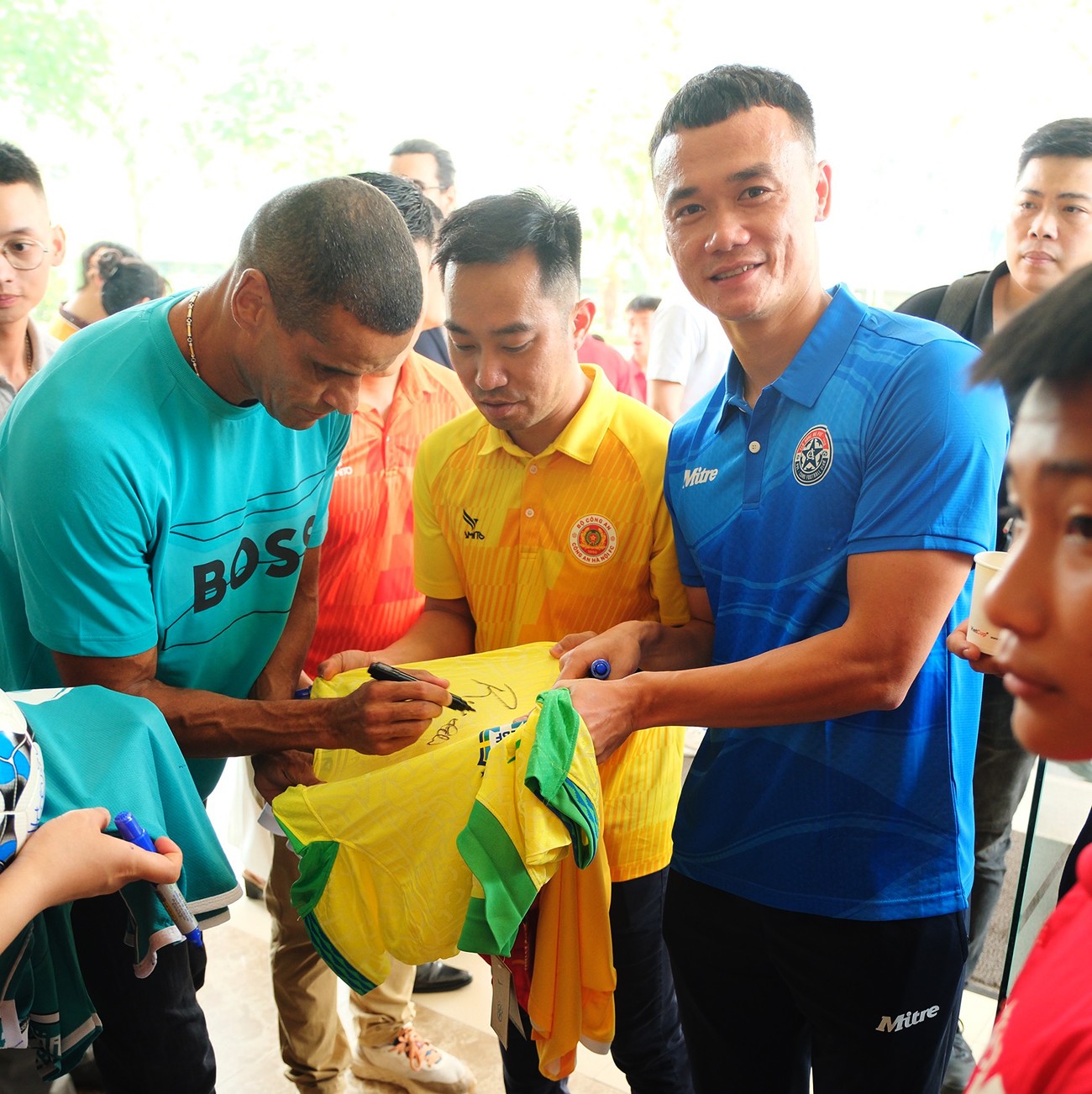 Fan Việt đợi hơn 1 giờ chờ gặp Rivaldo và dàn cựu ngôi sao Brazil nhưng đành về “tay trắng” - 21