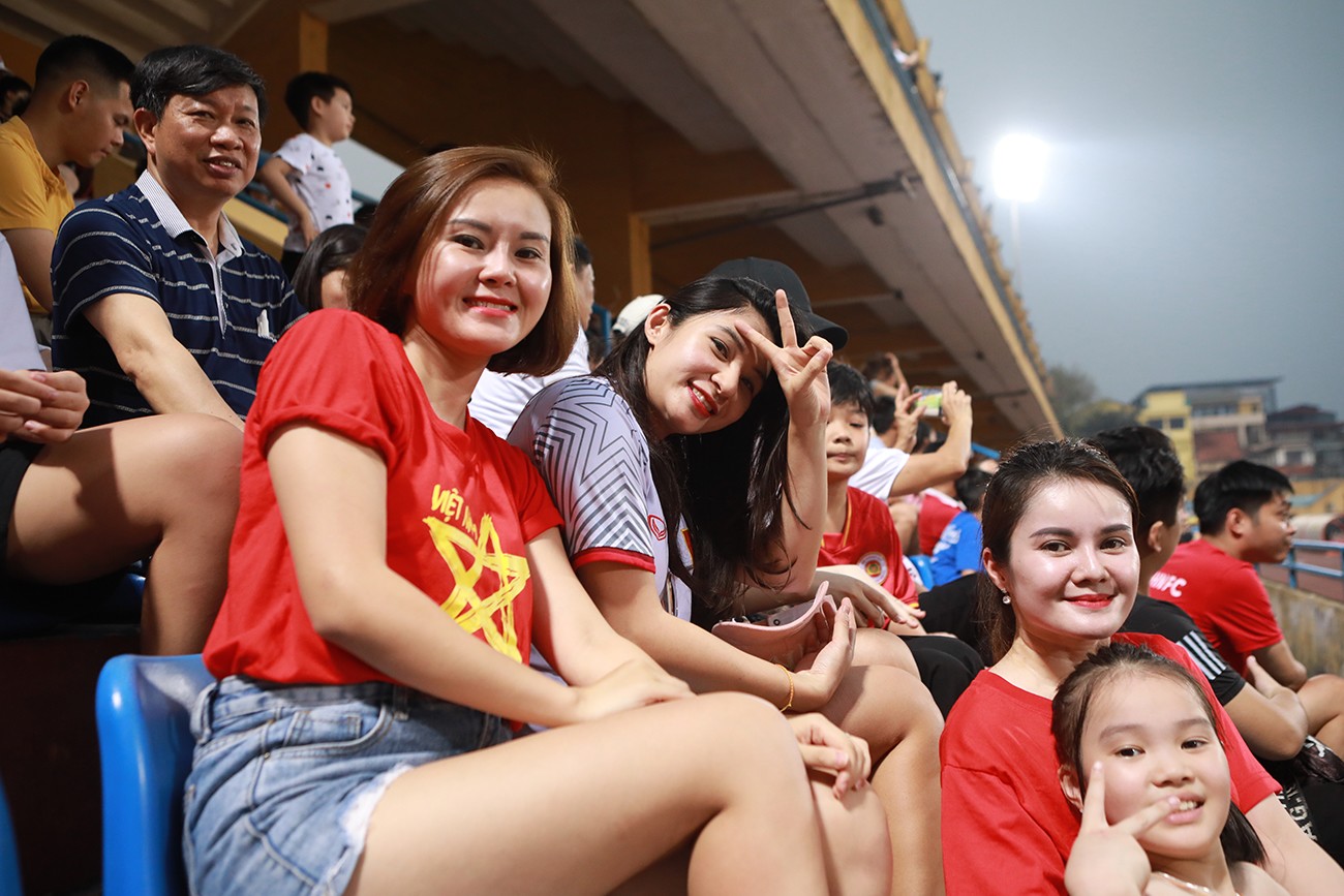  Chị Hồ Thu Thủy (phố Sơn Tây, quận Đống Đa) cùng nhóm bạn đến sân cho biết: “Rất yêu thích các cầu thủ Brazil và ĐT Việt Nam, hôm nay đến sân mong các cầu thủ Công an Hà Nội giành chiến thắng”.
