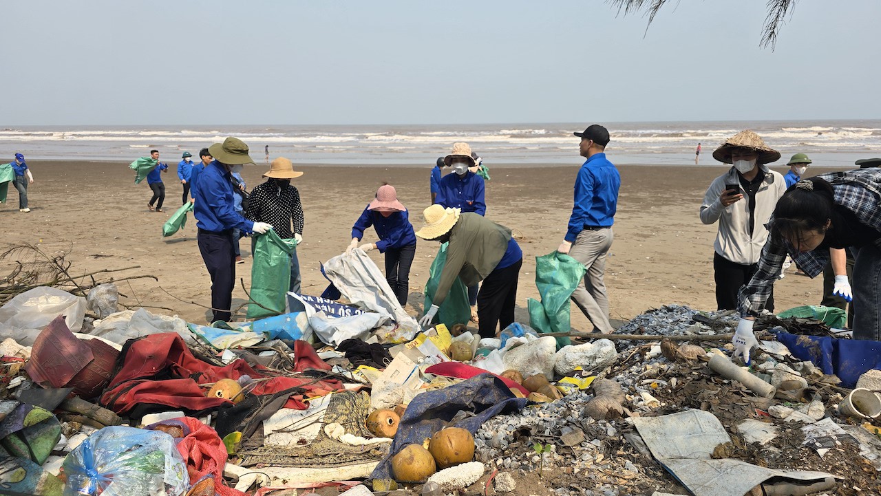 Người dân dọn dẹp rác quanh bãi biển.