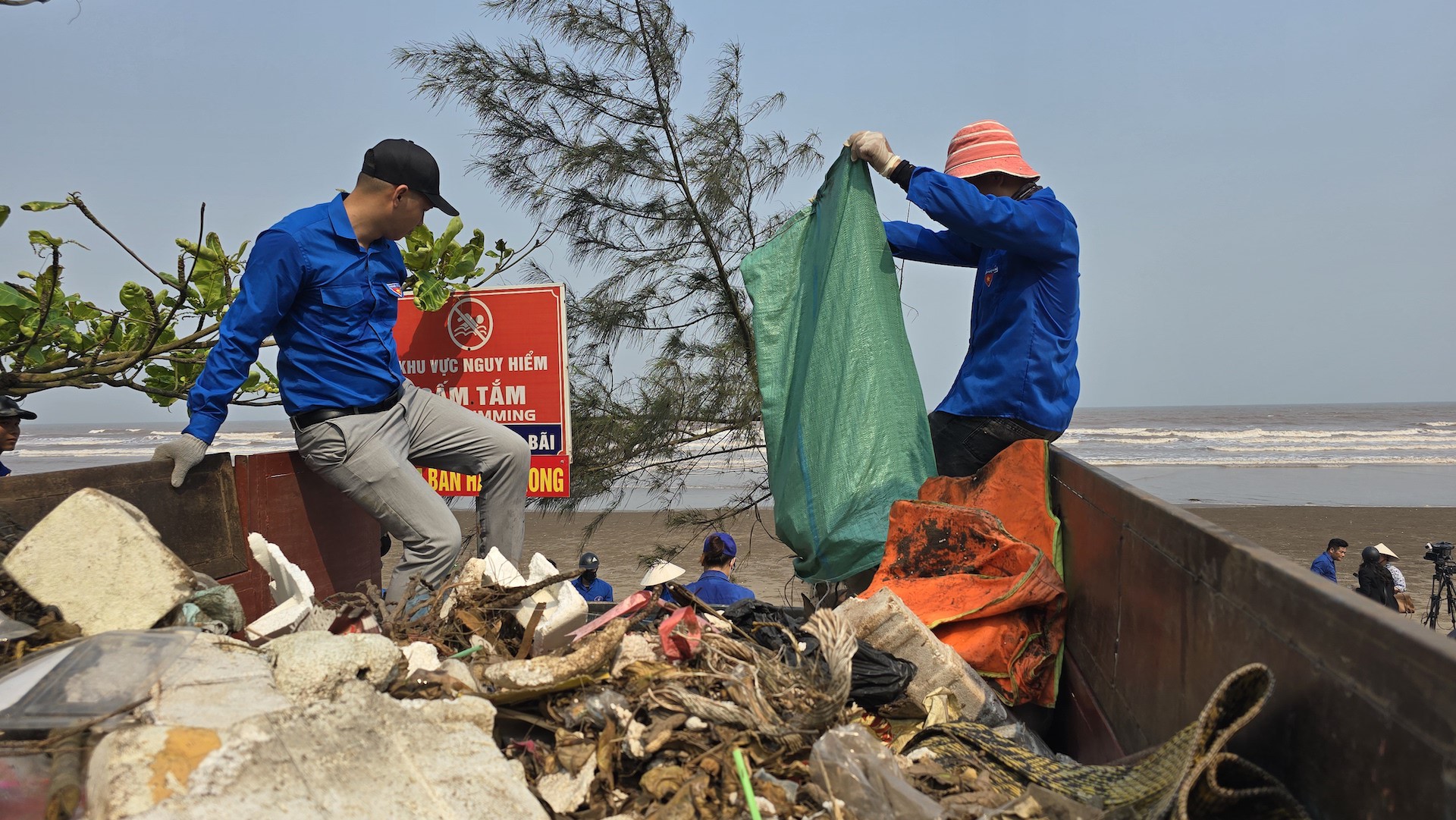 Những bao tải rác chất đầy xe tải.