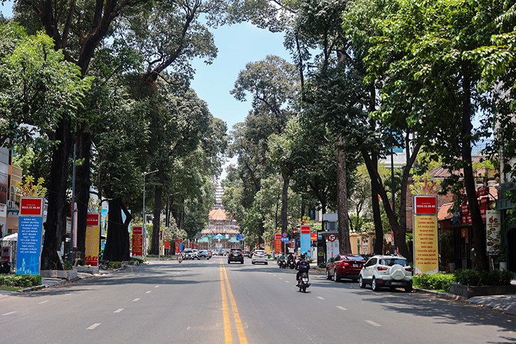 Giao với đường Lê Duẩn là đường Phạm Ngọc Thạch, nằm ở sau lưng nhà thờ Đức Bà, trong ảnh chụp thập niên 1960 và hiện nay. Thời Pháp con đường có tên Blan Sube sau đổi thành đường Duy Tân rồi mang tên như hiện tại sau năm 1975.