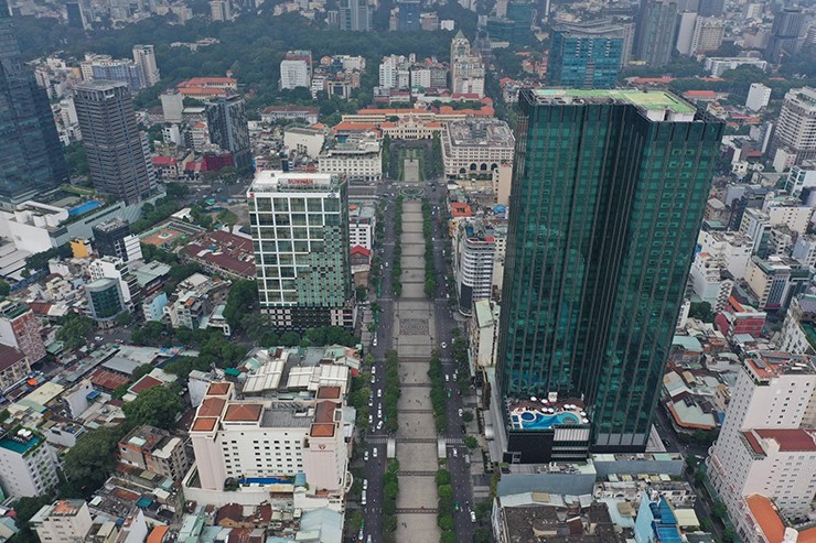Đại lộ Nguyễn Huệ khoảng năm 1970 và hiện nay là phố đi bộ theo hướng nhìn từ sông Sài Gòn. Phía cuối đường là UBND TP HCM (trước 1975 là Tòa đô chánh), được xây từ năm 1898 đến 1909. Ngày nay dọc hai bên đường này và khu vực xung quanh hiện đại với nhiều tòa cao ốc.