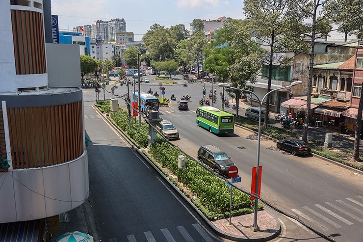 Góc đường Hồng Bàng - Châu Văn Liêm năm 1967 trong ảnh của Stan Middleton. Đường Châu Văn Liêm trước năm 1975 tên Tổng Đốc Phương - tức Đỗ Hữu Phương, người nổi tiếng giàu có ở Nam Kỳ. Năm 1985, chính quyền TP HCM đổi thành tên như hiện nay.