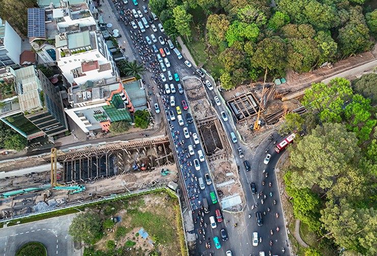 Giao lộ Trần Quốc Hoàn - Phan Thúc Duyện năm 1972, khi ấy công viên Hoàng Văn Thụ vẫn là bãi đất trống. Trước năm 1975, hai con đường chưa mang tên như hiện nay, chủ yếu phục vụ mục đích quân sự. Bãi đất trống vốn thuộc bãi đáp trực thăng của Bệnh viện 3 dã chiến Mỹ, sau năm 1975 do Quân khu 7 quản lý trước khi thành công viên năm 1989.