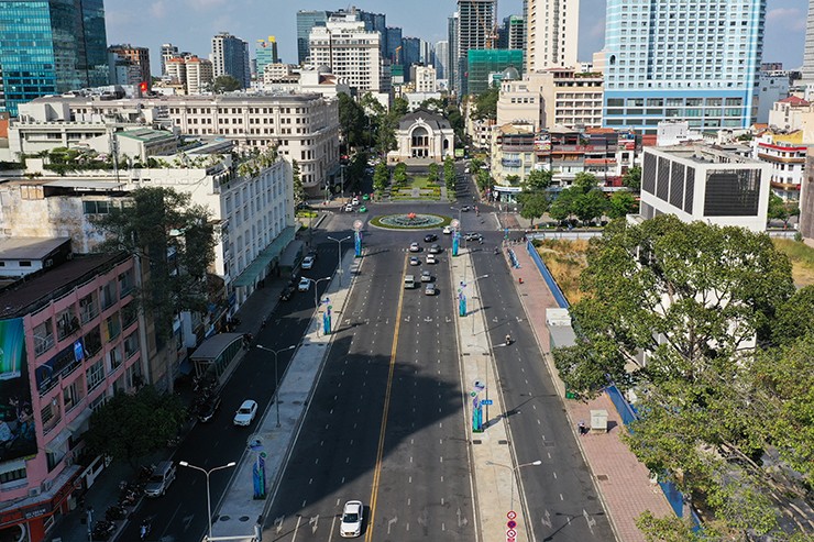Tiếp giáp công trường Quách Thị Trang là đại lộ Lê Lợi - con đường sầm uất lâu đời ở Sài Gòn. Ảnh chụp năm 1972 của Richard E.Wood theo hướng từ chợ Bến Thành về phía Nhà hát Thành phố, ở giữa là giao lộ với đường Nguyễn Huệ.