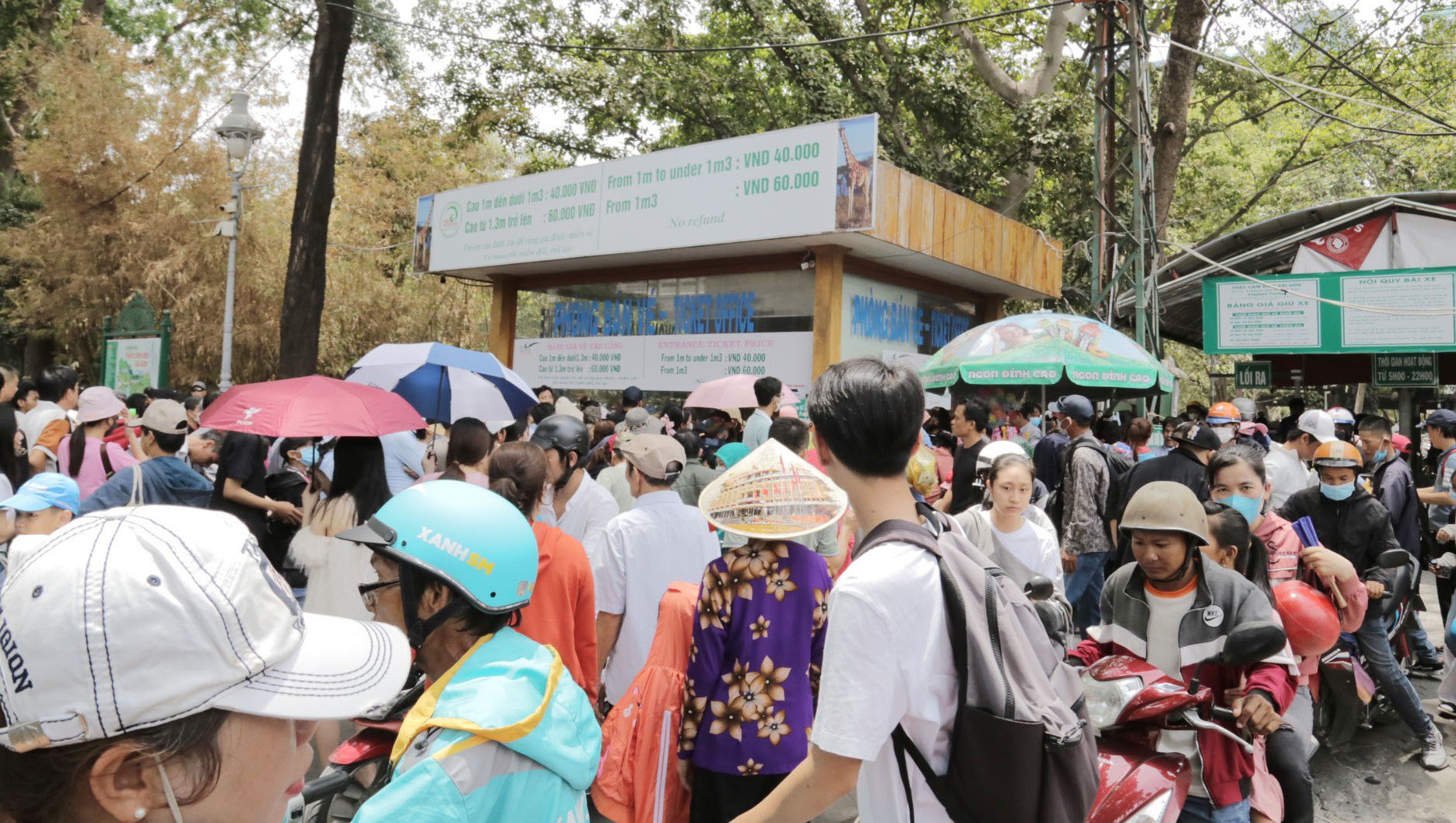 Từ sáng, đông đảo du khách đã xếp hàng chờ vào cổng chính của Thảo Cầm Viên trên đường Nguyễn Bỉnh Khiêm. Xe cộ chen nhau nhích từng chút một vào bãi gửi. Lực lượng bảo vệ phải mở thêm điểm giữ xe ở chỗ khác trong sở thú.