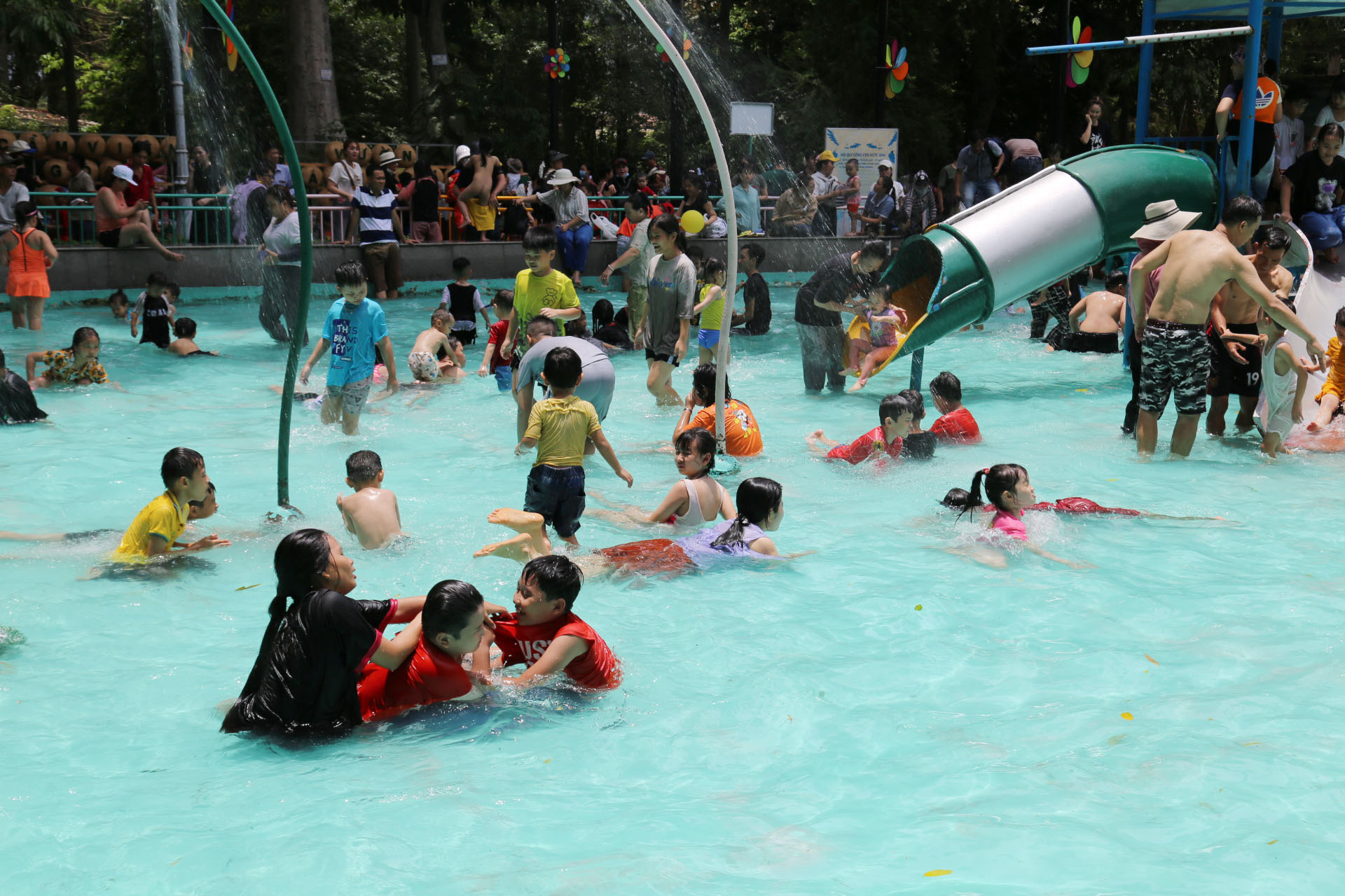 Khu vực bể bơi luôn trong tình trạng đông đúc, cả người lớn, trẻ nhỏ đều hào hứng vui chơi ở khu vực này dưới nắng trưa gay gắt.