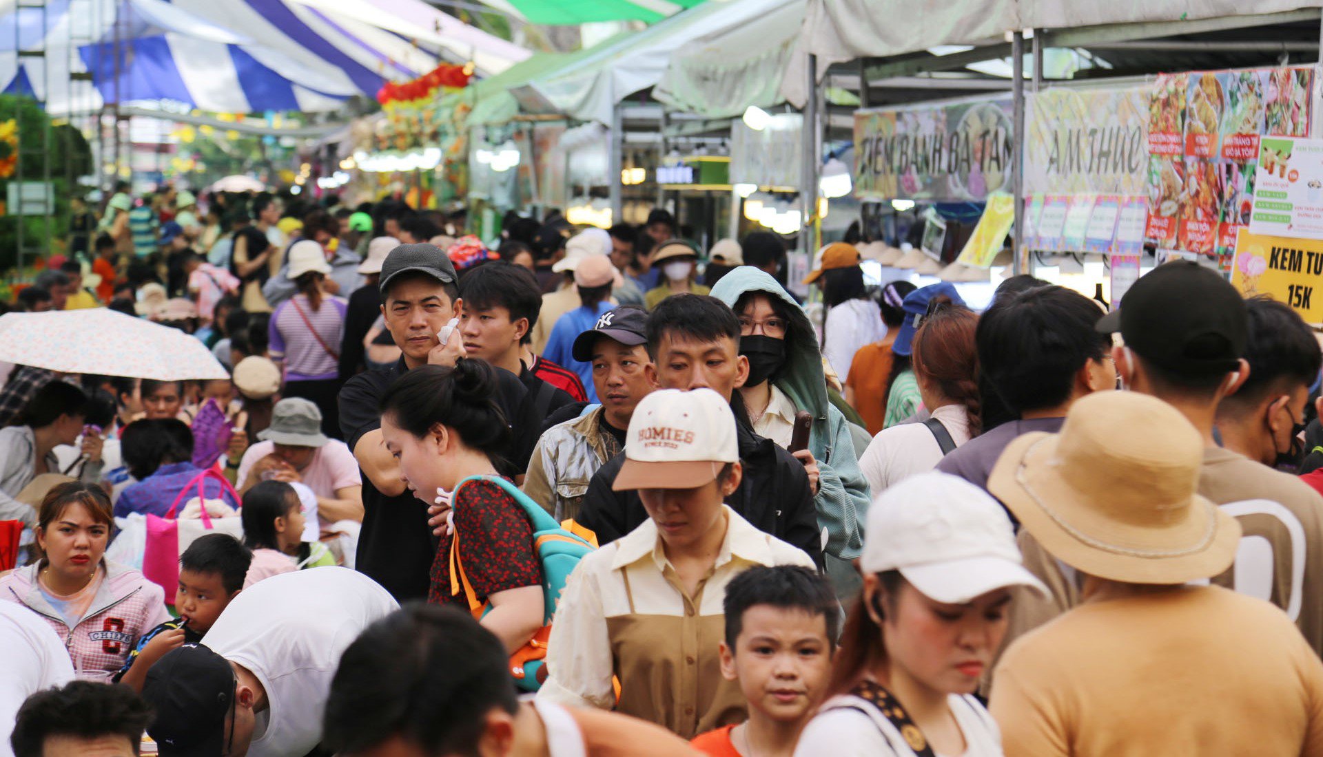 Bên trong Thảo Cầm Viên, các lối đi, chuồng thú, khu vực trò chơi... đều đông kín người. Du khách chủ yếu là các gia đình đến tham quan, do đây là điểm vui chơi ở trung tâm TP.HCM, thuận tiện đi lại.