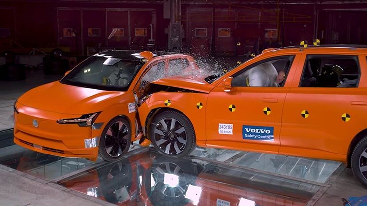 Volvo lấy 2 chiếc SUV đâm nhau để thử độ an toàn, cho cả người thật ngồi trong xe - 1