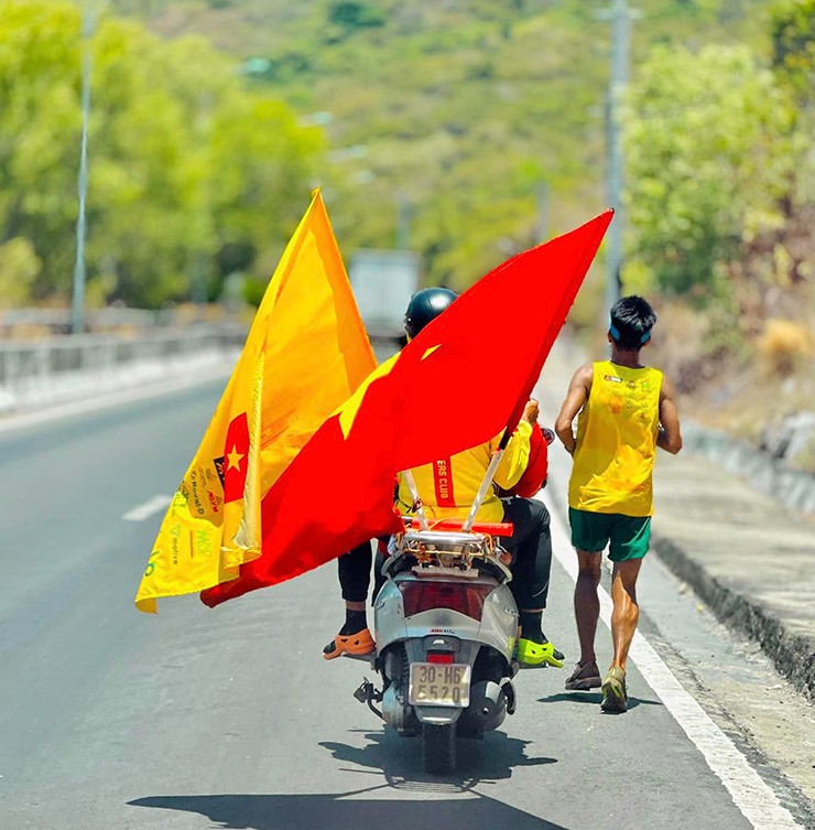 “Dị nhân” Nguyễn Văn Long vỡ òa về đích khi chạy xuyên Việt gần 2000km - 6
