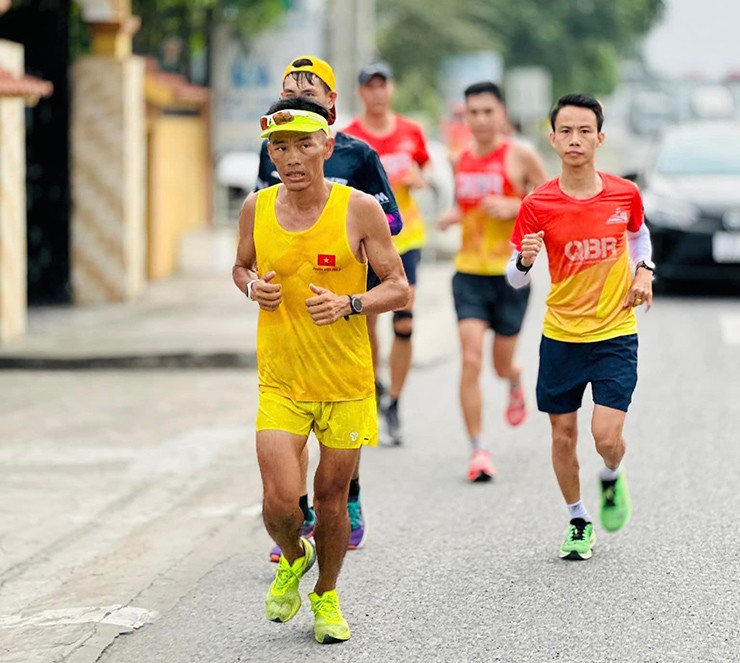 Văn Long nhận sự "tiếp sức" mạnh mẽ từ cộng đồng runner