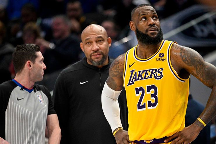 Darvin Ham (giữa) bị nghi có xung đột với huyền thoại LeBron James (số 23)