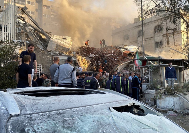 Hiện trường vụ không kích tại tòa nhà lãnh sự bên trong Đại sứ quán Iran ở Syria hôm 1-4. Ảnh: REUTERS