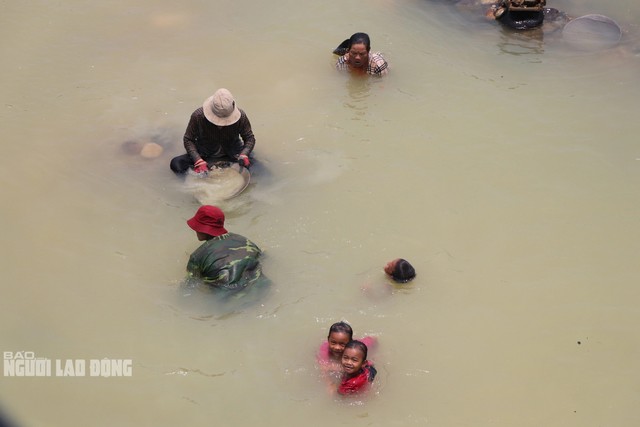 Nhiều trẻ em theo ba mẹ xuống sông chơi trong quá trình ba mẹ đãi vàng