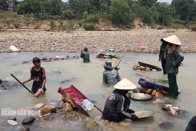 Người dân dùng máng gỗ và mâm gang để đãi vàng