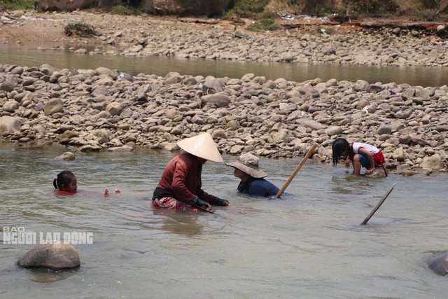 Clip: Người dân Quảng Nam đổ xô xuống sông đãi cát tìm vàng - 7