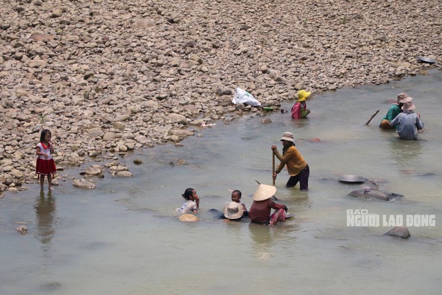 Clip: Người dân Quảng Nam đổ xô xuống sông đãi cát tìm vàng - 8