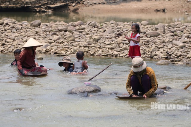Clip: Người dân Quảng Nam đổ xô xuống sông đãi cát tìm vàng - 9