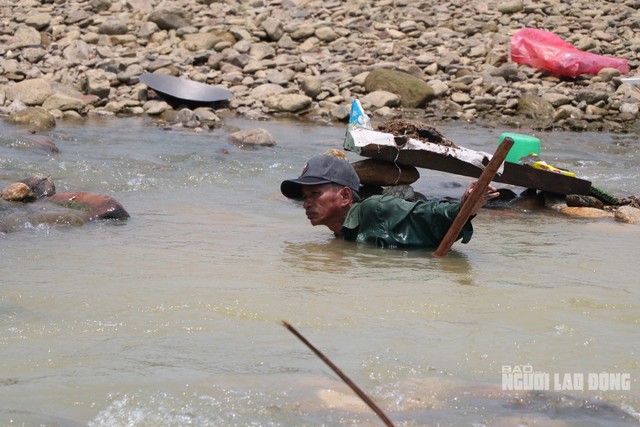 Clip: Người dân Quảng Nam đổ xô xuống sông đãi cát tìm vàng - 10