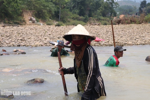 Clip: Người dân Quảng Nam đổ xô xuống sông đãi cát tìm vàng - 12