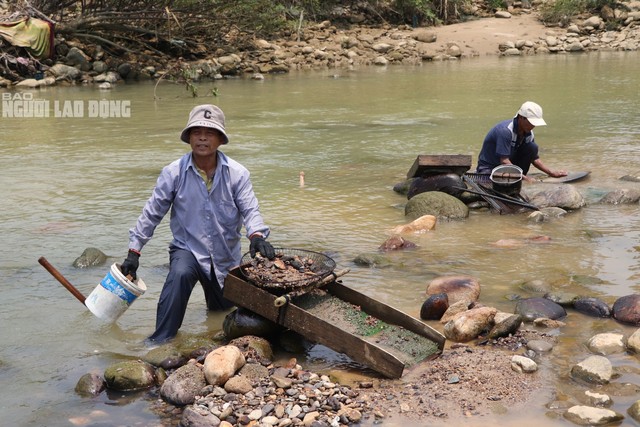 Clip: Người dân Quảng Nam đổ xô xuống sông đãi cát tìm vàng - 15