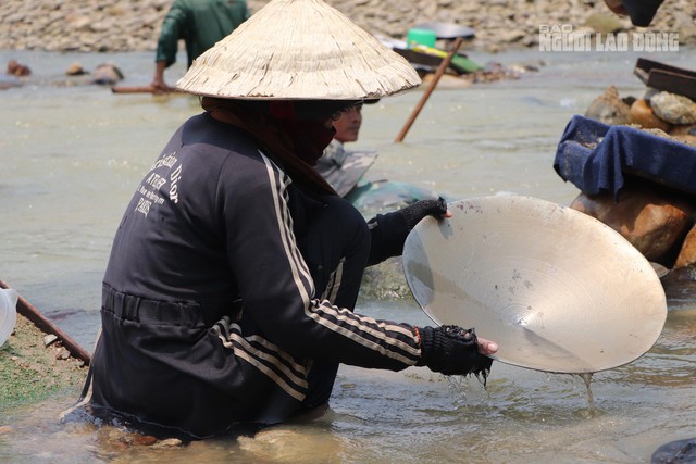 Clip: Người dân Quảng Nam đổ xô xuống sông đãi cát tìm vàng - 18