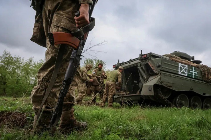 Binh sĩ Ukraine chiến đấu ở tiền tuyến vùng Donetsk.