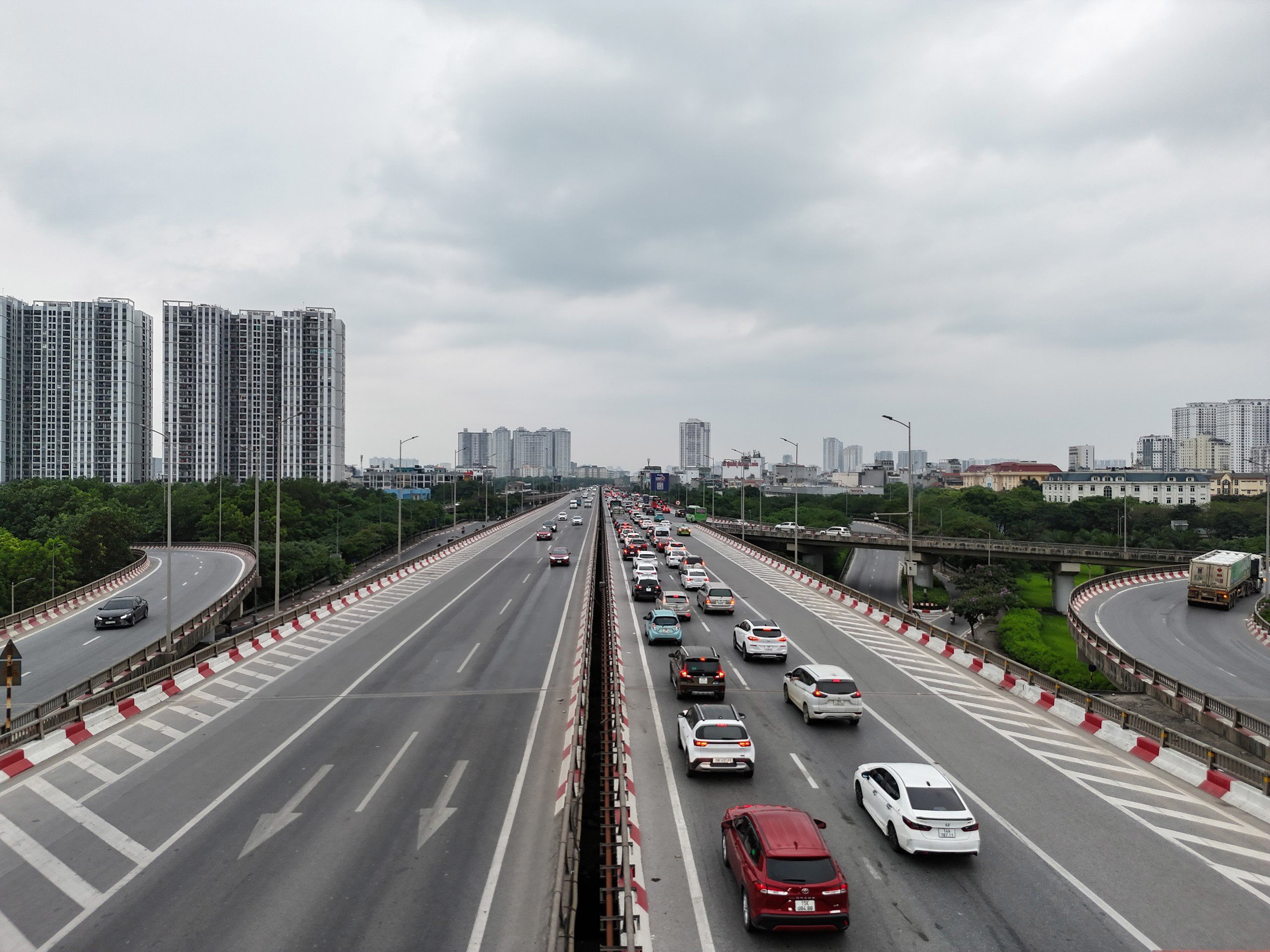 Do kỳ nghỉ lễ kéo dài nên nhiều người đã chủ động trở lại Hà Nội sớm hơn từ những ngày trước đó. Do đó, tình hình giao thông chiều ngày cuối cùng của kỳ nghỉ khá thông thoáng.