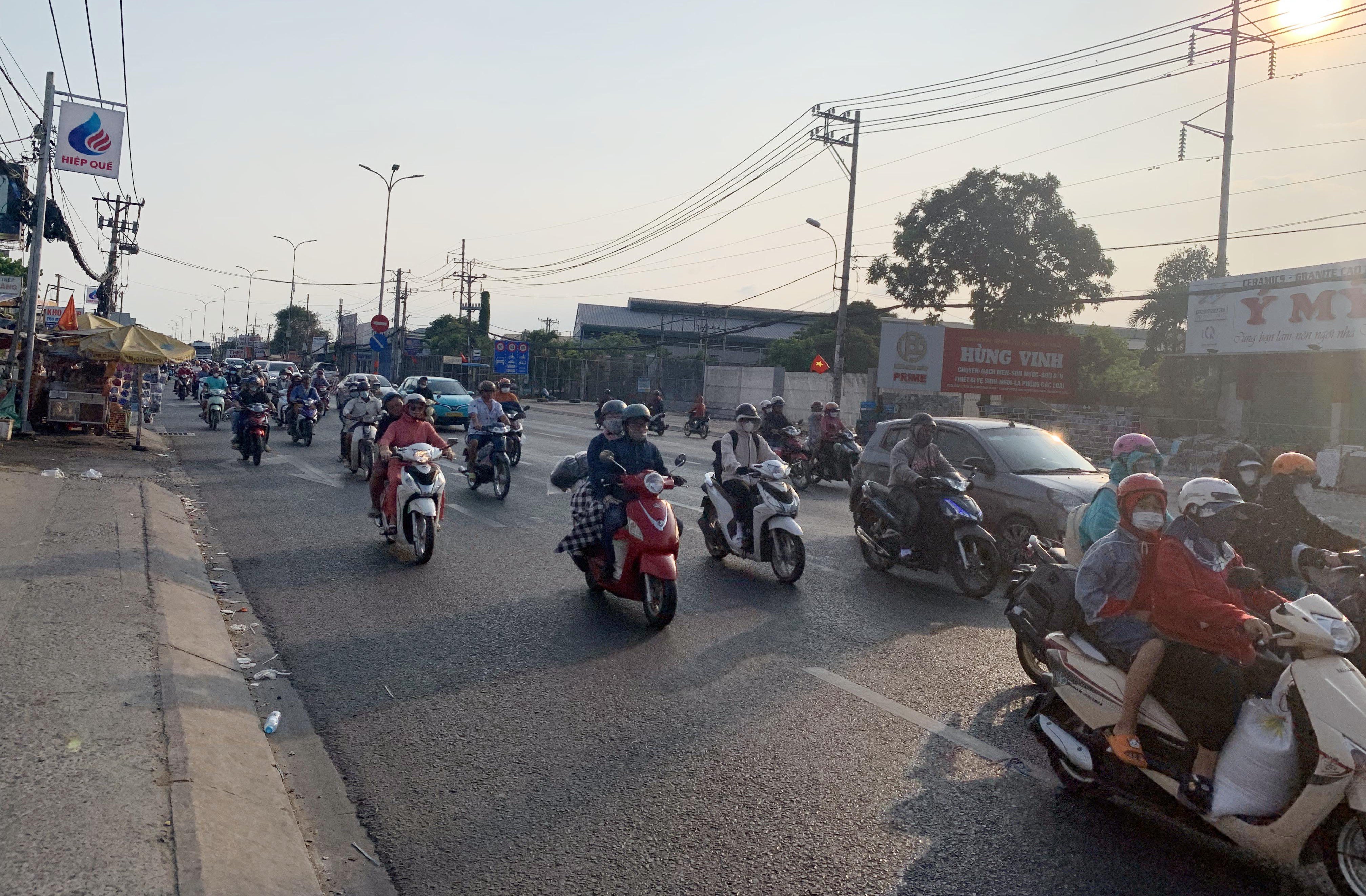 Ở cửa ngõ phía Tây, tuy lượng người đi xe máy đổ về TP rất đông nhưng giao thông bình thường, không có cảnh xe xếp thành hàng dài.