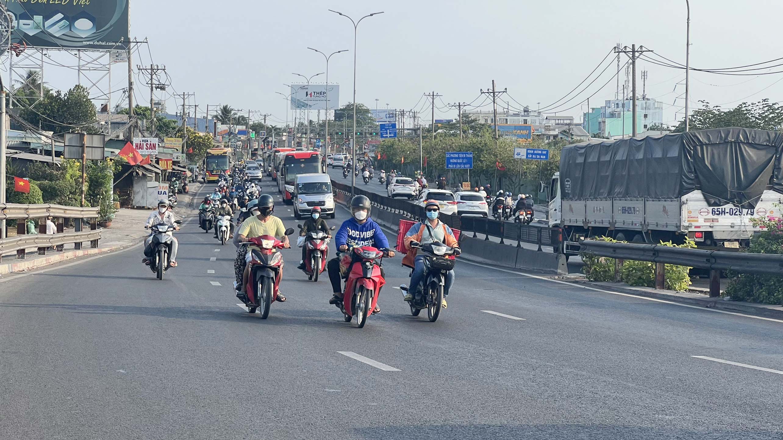 Tại các giao lộ trên Quốc lộ 1 (huyện Bình Chánh) không có cảnh kẹt xe. Những năm trước, sau đợt nghỉ lễ, người dân trở lại thành phố đông khiến cầu Bình Điền (huyện Bình Chánh) ùn tắc nhưng năm nay khác hẳn.